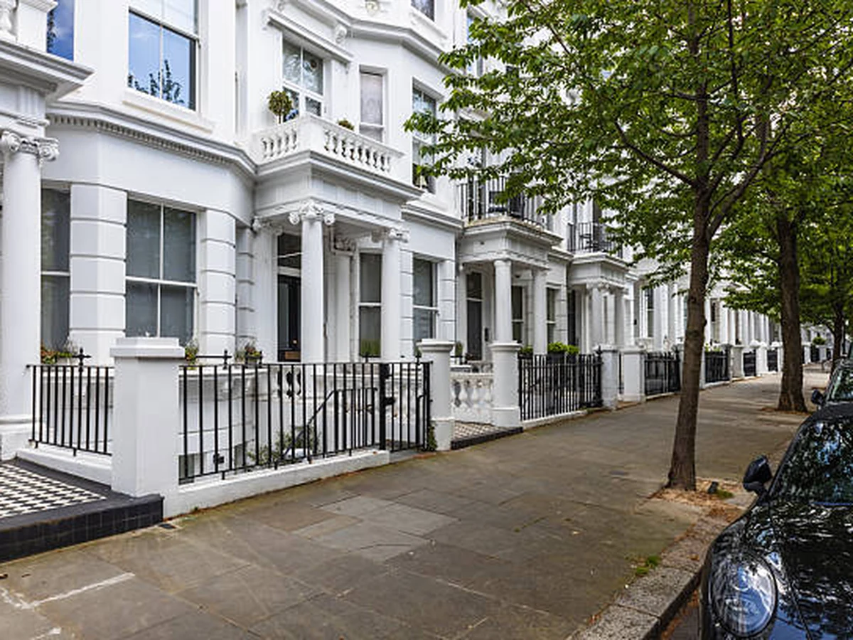 exterior-painting-white-stucco-victorian-altrincham-decorators White stucco Victorian property front door and porch in Altrincham