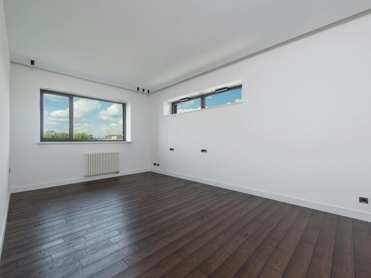 interior-painting-empty-freshly-white-altrincham-decorators Freshly painted white bathroom walls with clean finish