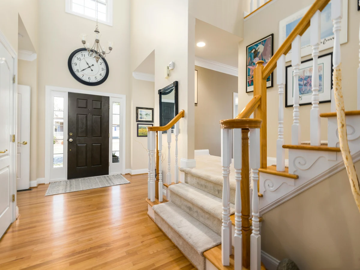 staircase-painting-traditional-hallway-spindles-altrincham-decorators Traditional hallway spindle woodwork painted in Altrincham property